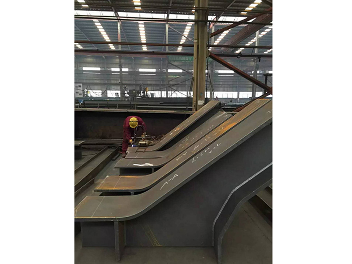 H型鋼梁、格構柱