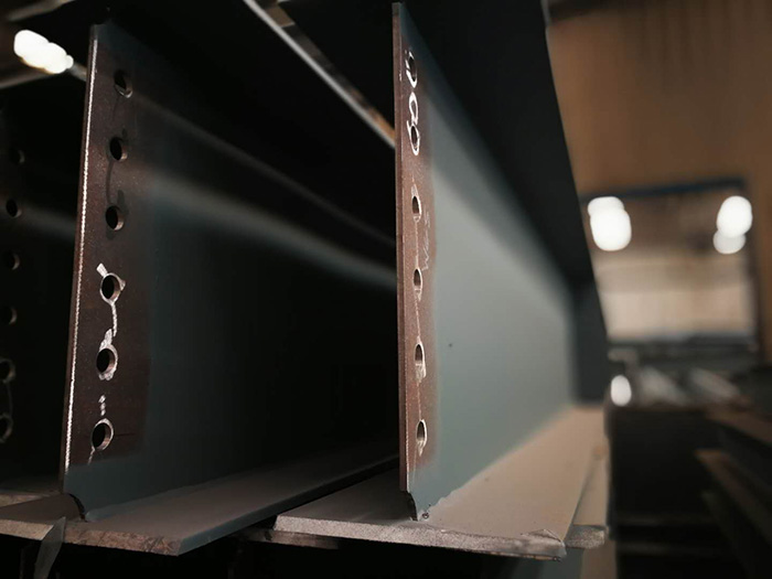 H型鋼梁、格構柱