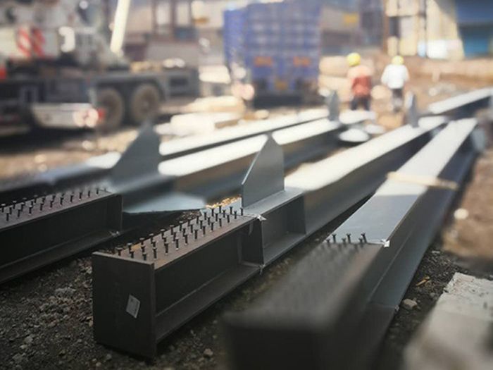 H型鋼梁、格構柱